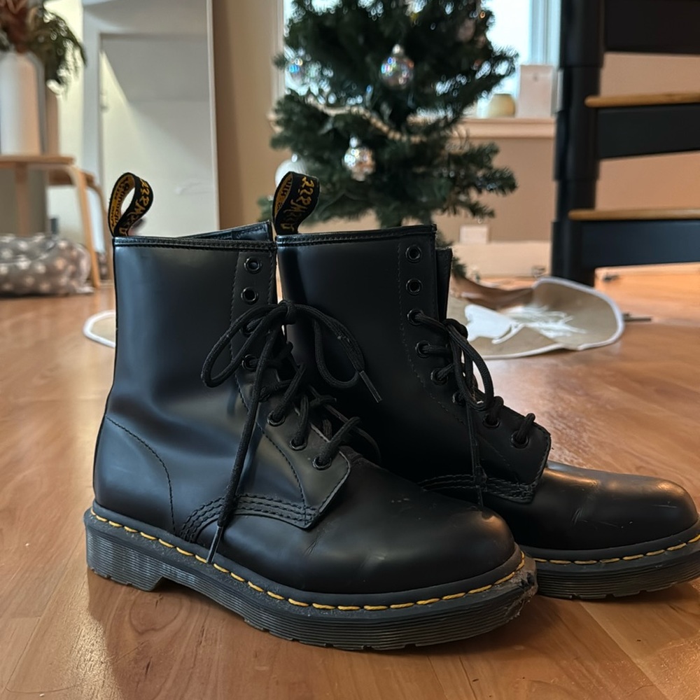DOC MARTEN’S 1460 SMOOTH LEATHER LACE UP BOOTS